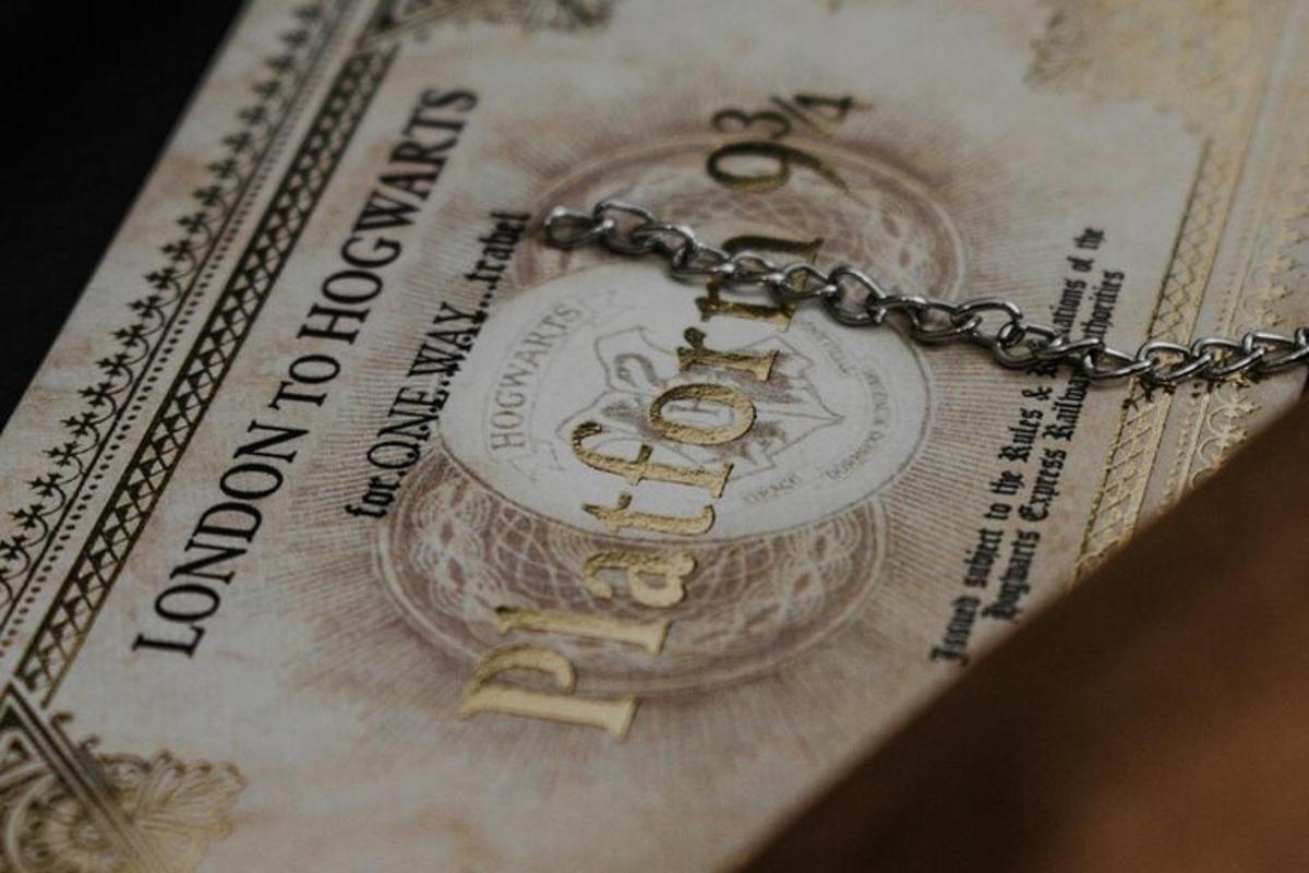 jam tangan perak di atas wang dolar