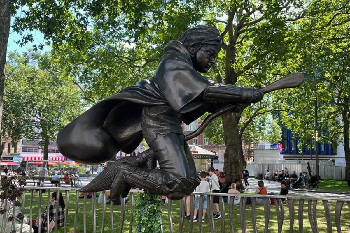 o statuie a unui jucător de baseball care ține o bâtă