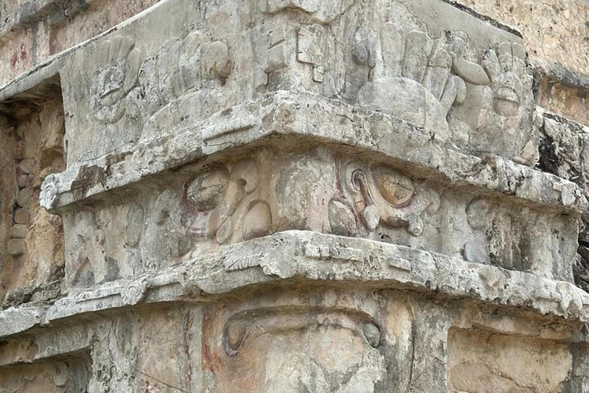 akmeninis pastatas su reljefu šone