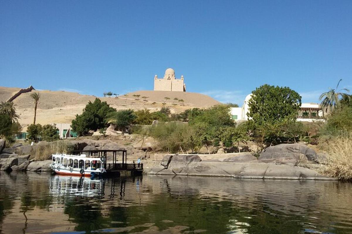 чамац је усидрен у води