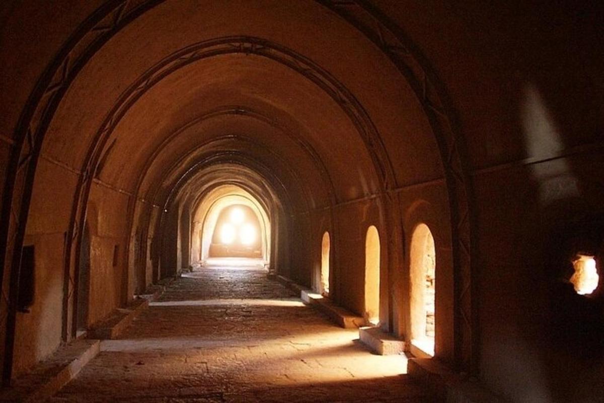 lorong gelap dengan gerbang dalam bangunan