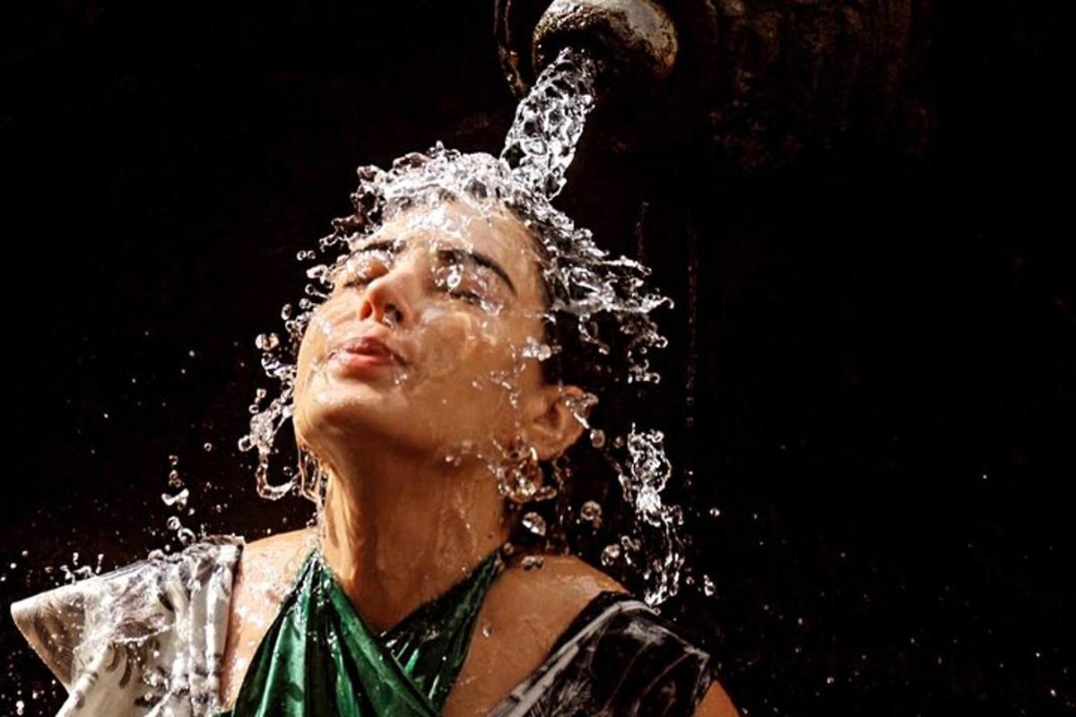 una donna con l'acqua che le esce dalla testa