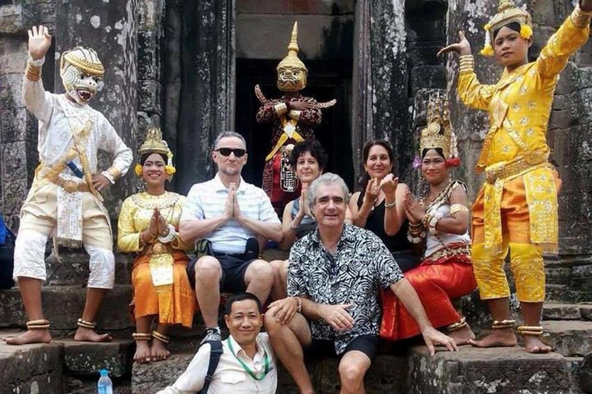 un grupo de personas sentadas frente a un templo