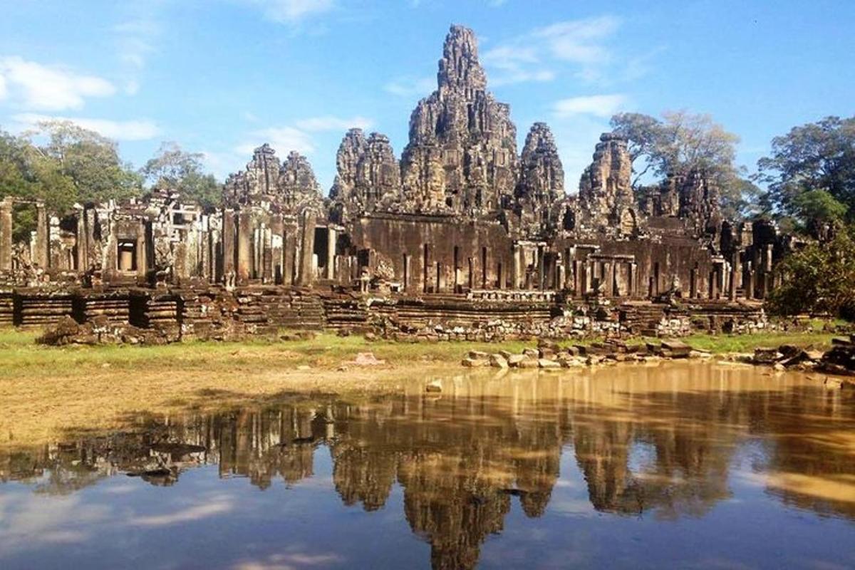 một ngôi đền có hình ảnh phản chiếu trong một vùng nước