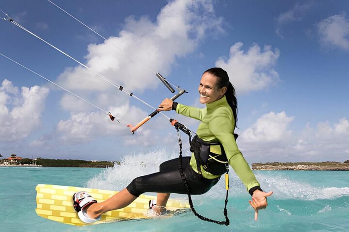 una donna su una tavola da surf in acqua