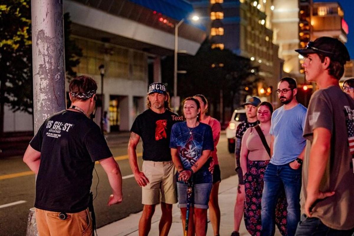 un groupe de personnes debout dans une rue la nuit