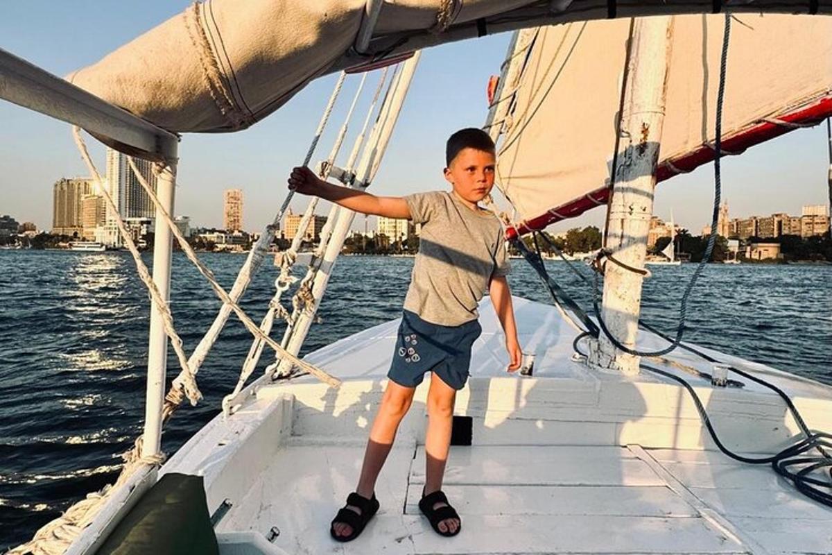 Un niño pequeño de pie en la proa de un velero