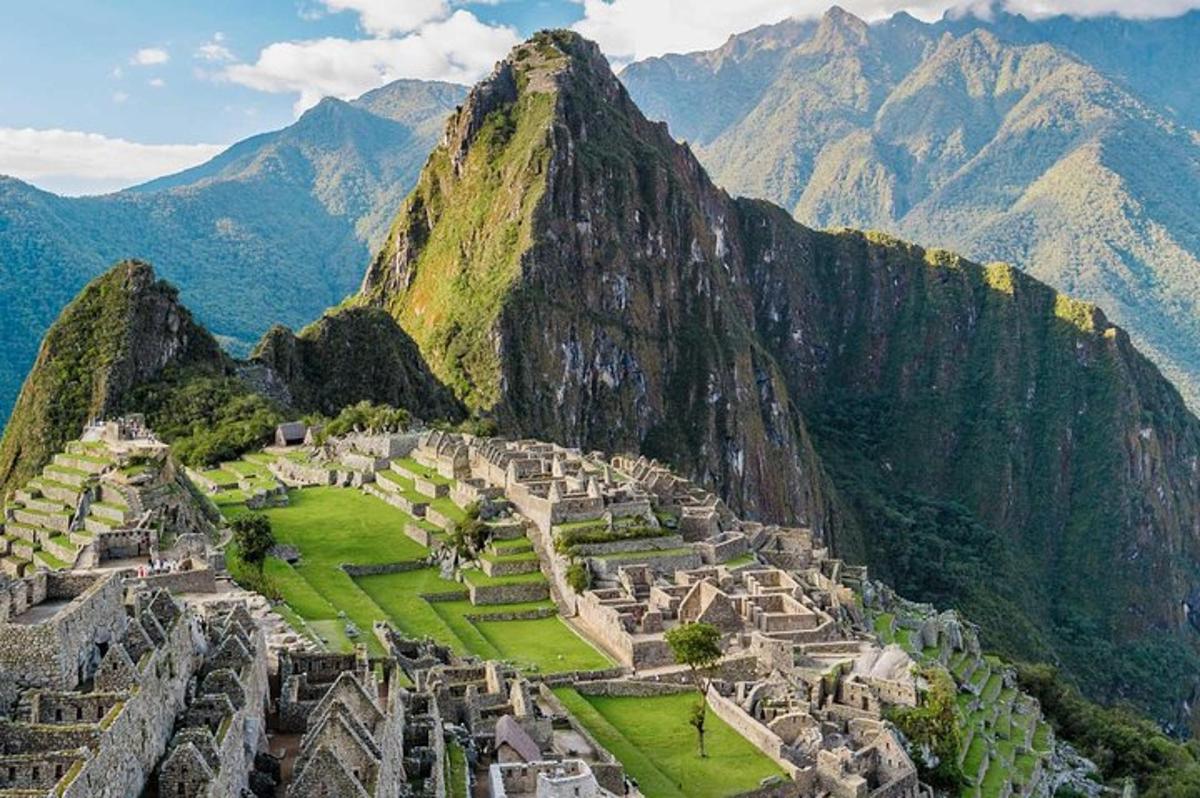 Loftmynd af Machu Picchu með fjalli