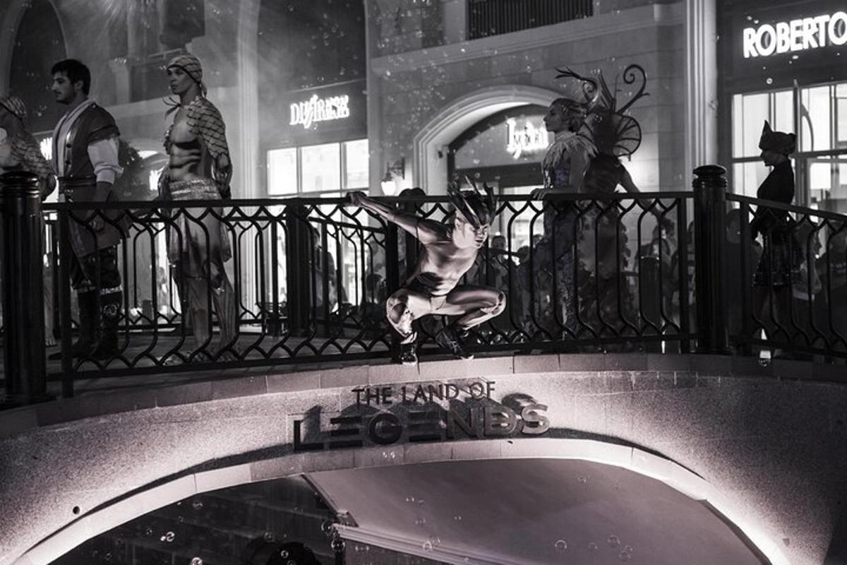 muž předvádí trik na skateboardu na balkóně