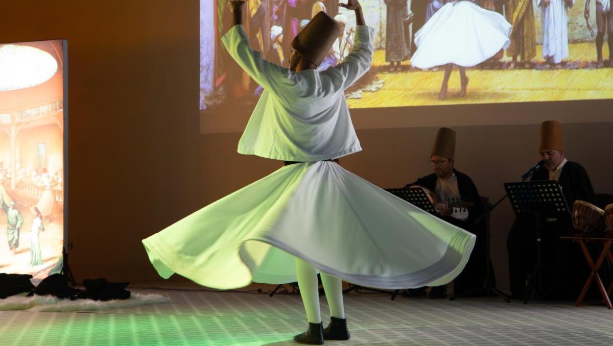 kona í kjól dansar á sviði