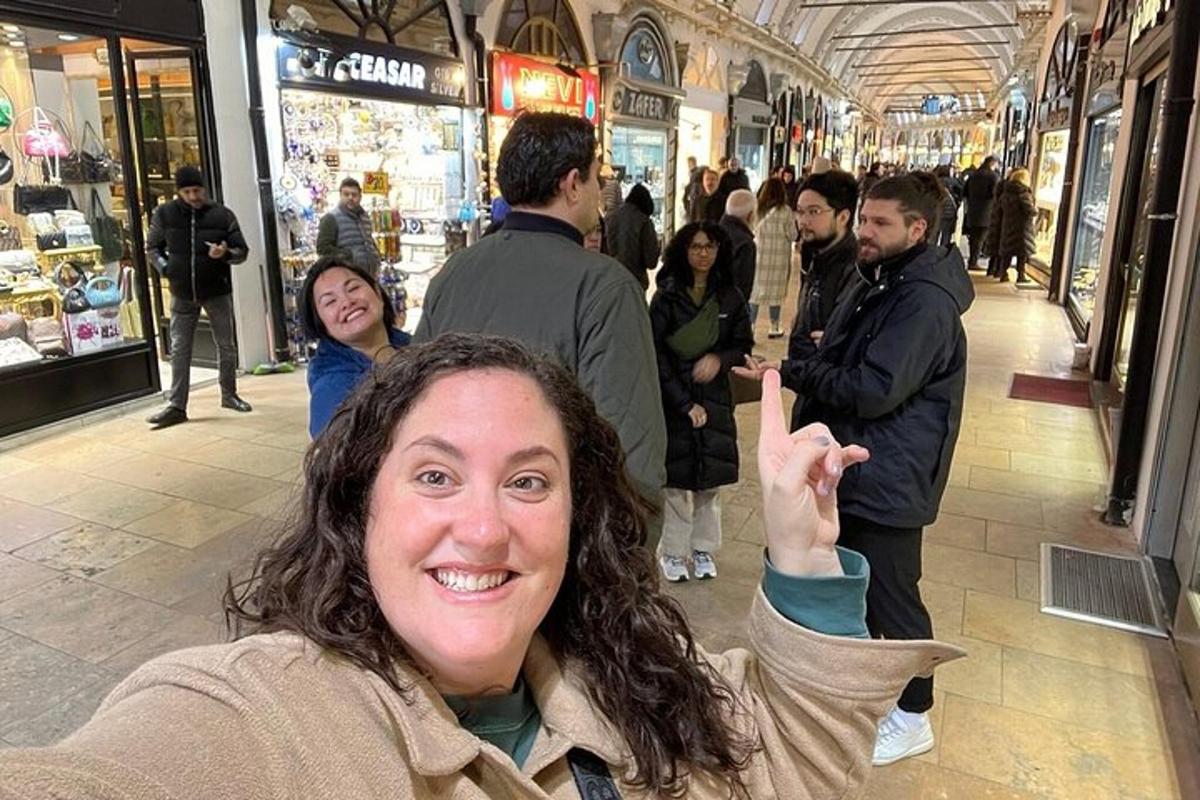 žena pózující pro fotografii v nákupním centru