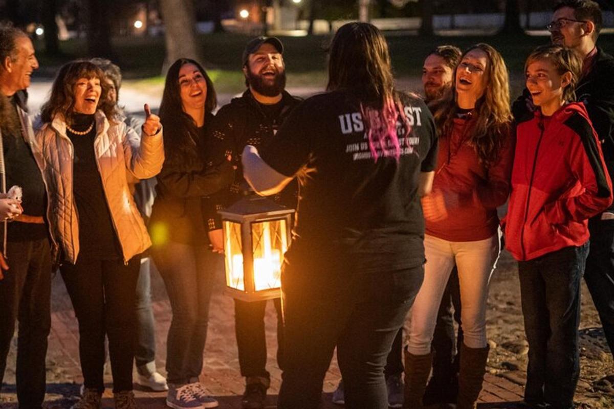 Un grupo de personas de pie junto a una vela encendida