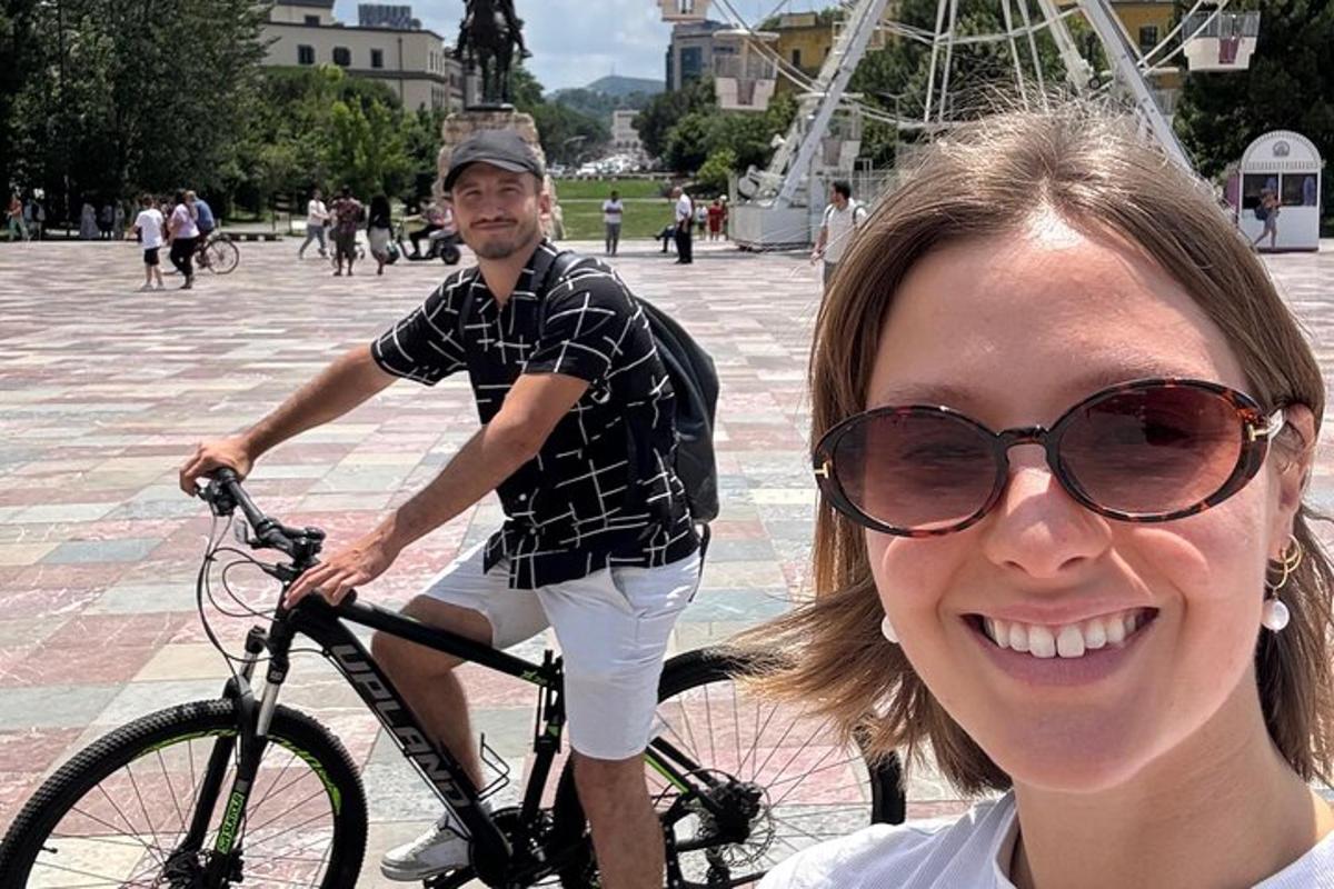un bărbat care merge pe bicicletă lângă o femeie