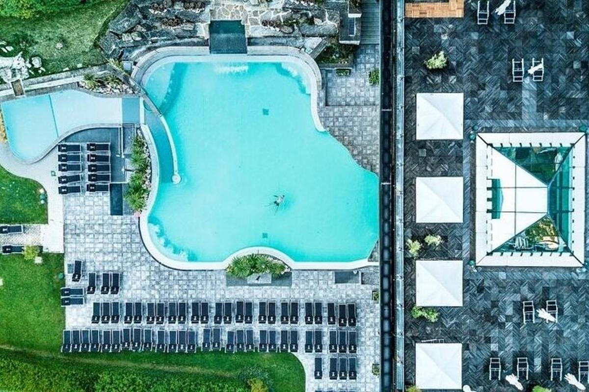 o vedere de sus a unei piscine
