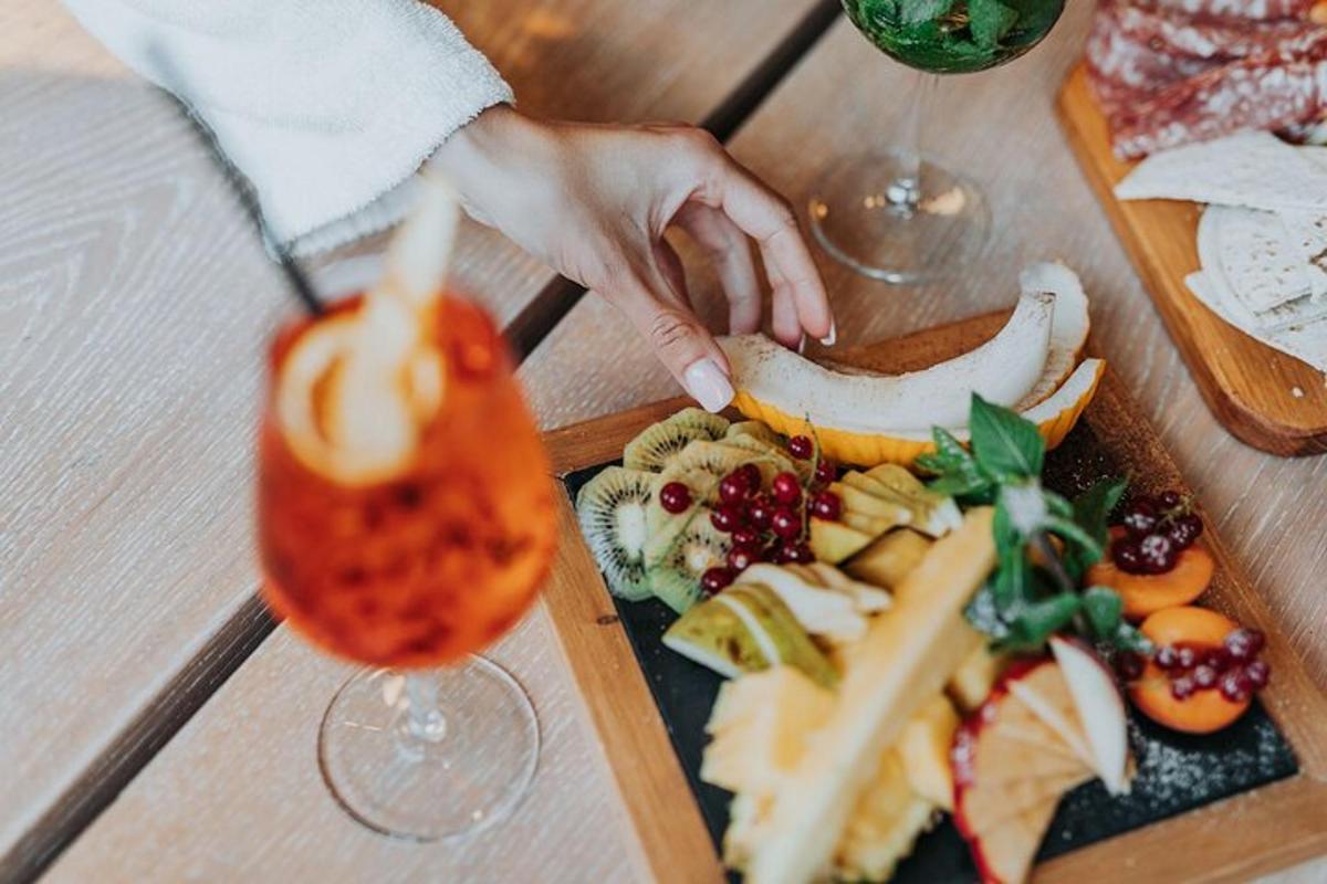 un tavolo con un piatto di cibo e una bevanda