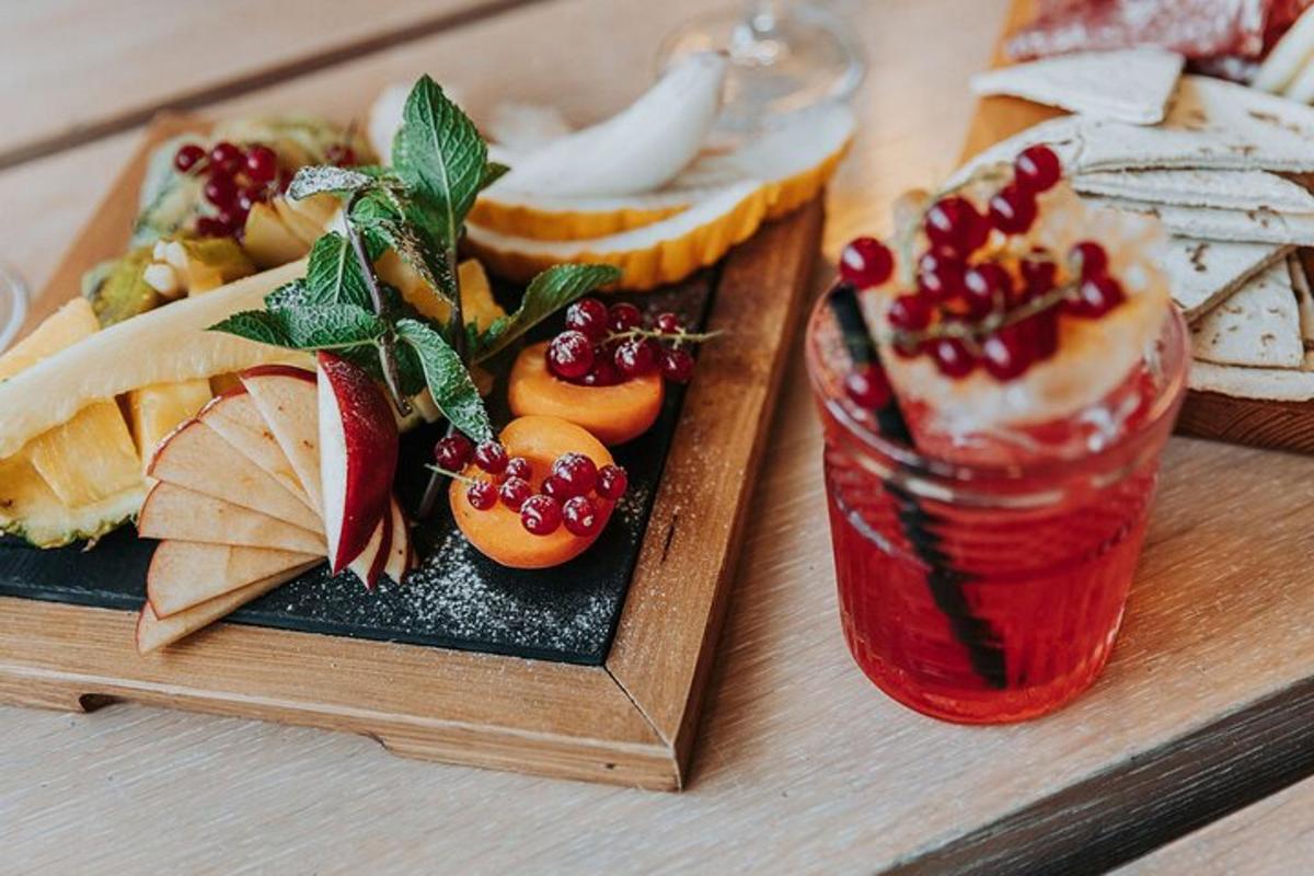 un vassoio di cibo con frutta e una bevanda su un tavolo
