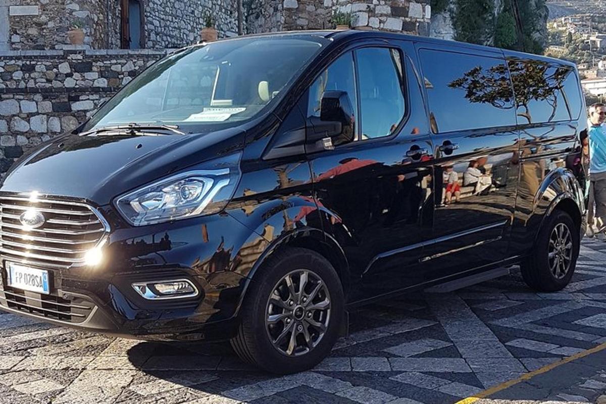 černá dodávka zaparkovaná na parkovišti