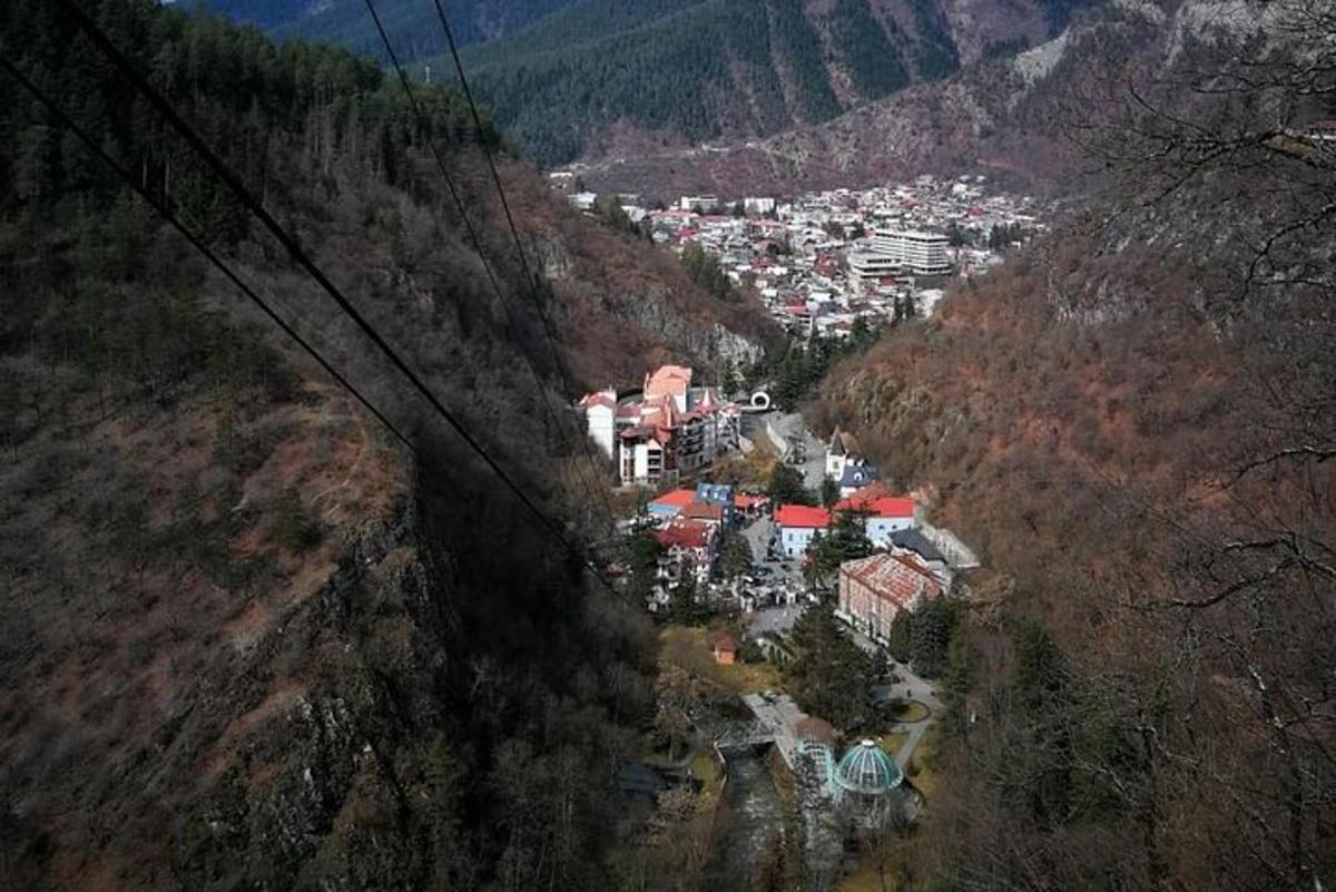 o vedere a unui oraș pe un munte