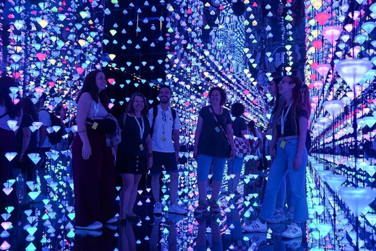 Un grupo de personas de pie frente a un árbol de Navidad.