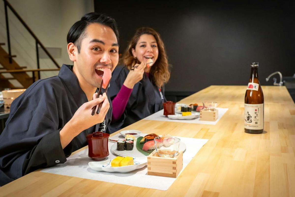 seorang lelaki dan seorang wanita duduk di meja makan makanan