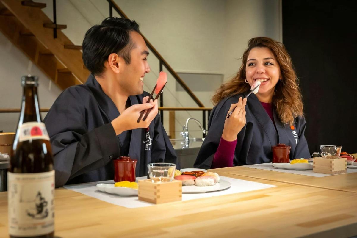 seorang lelaki dan seorang wanita duduk di meja makan makanan