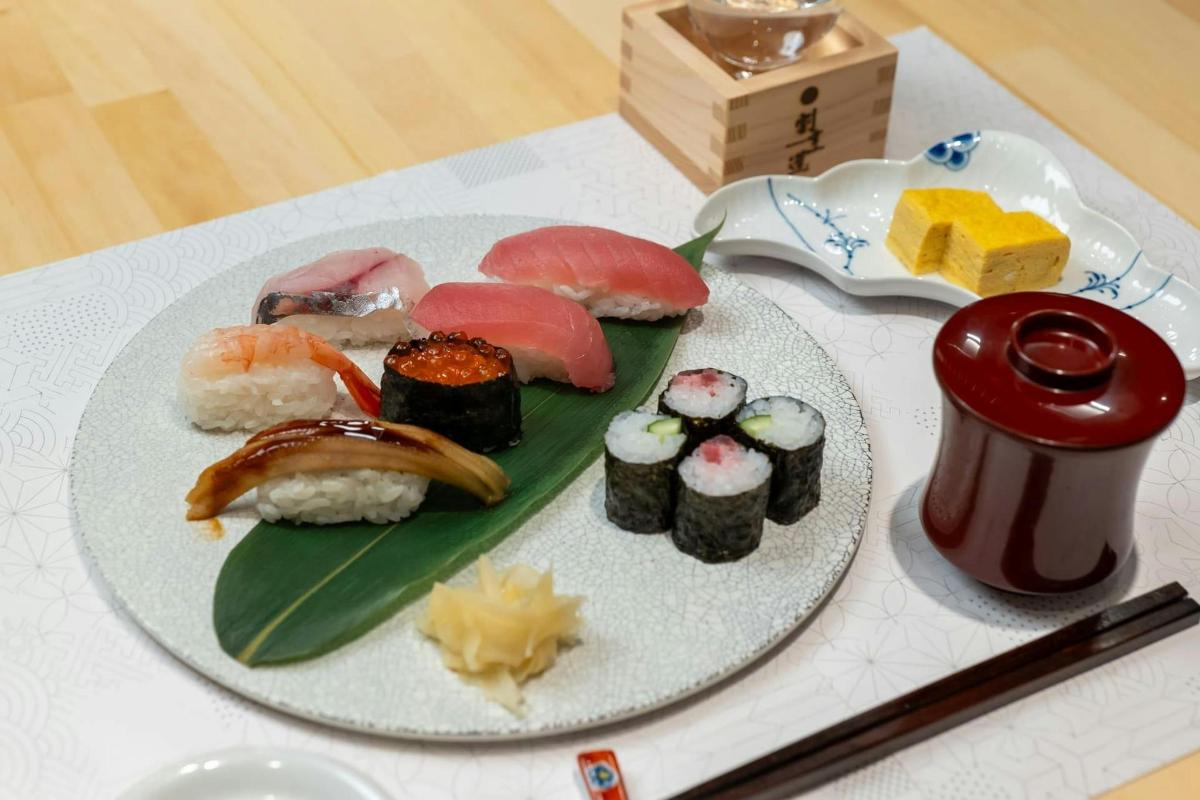 sepinggan sushi di atas meja