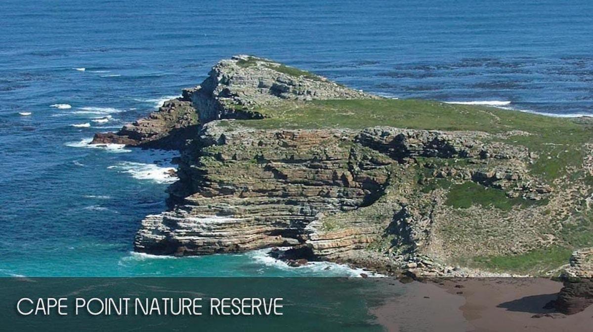 o formațiune stâncoasă în ocean, lângă plajă