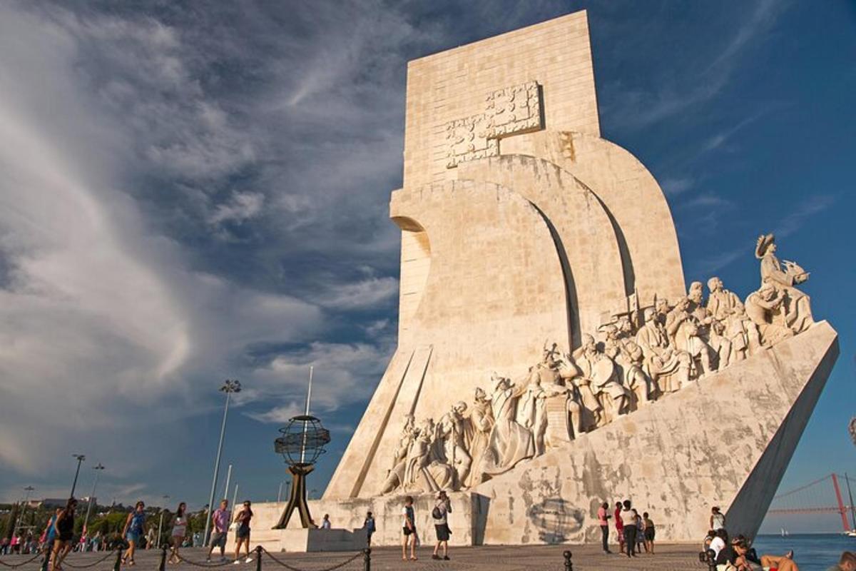 velký monument s lidmi stojícími před ním