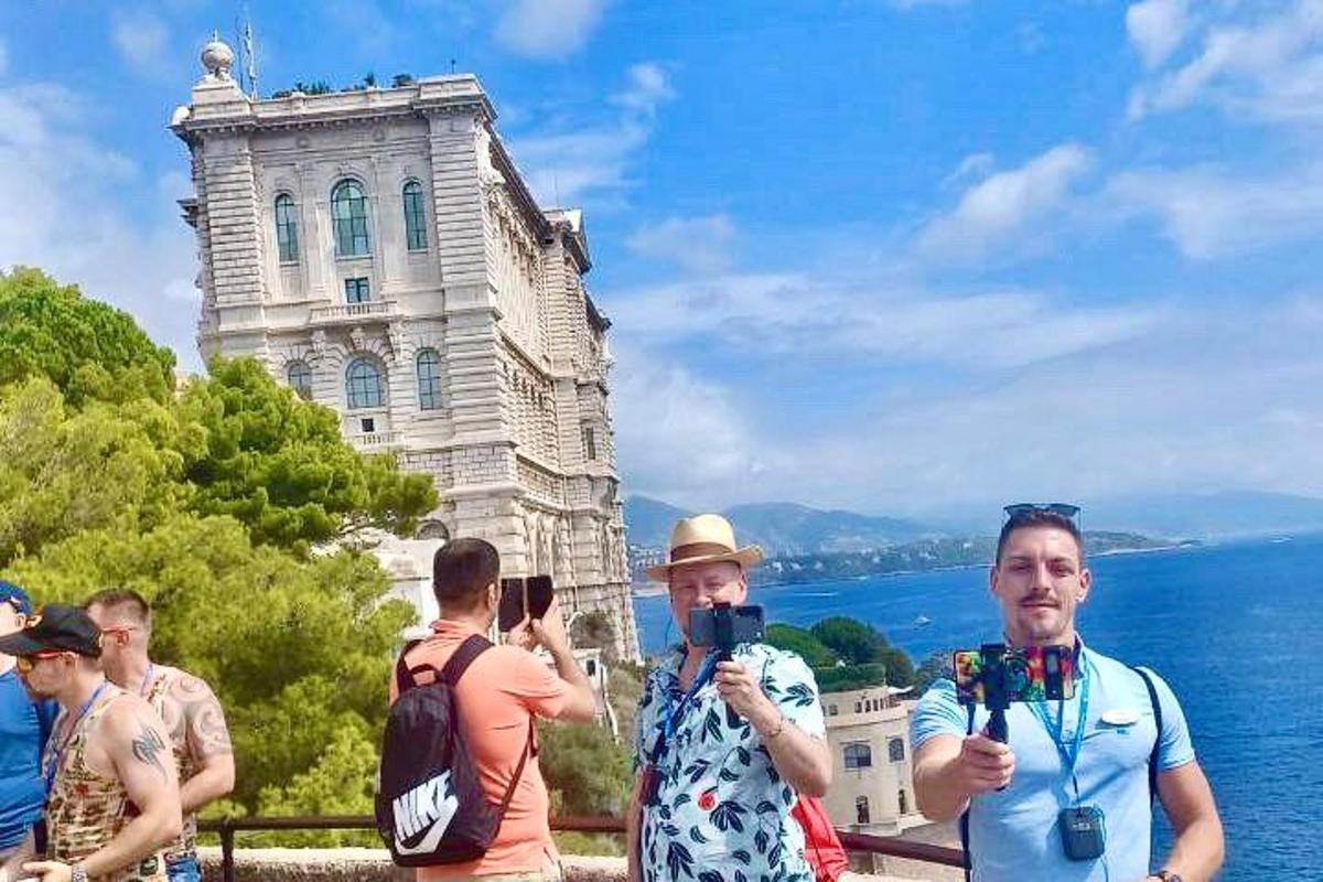группа людей фотографируется перед зданием