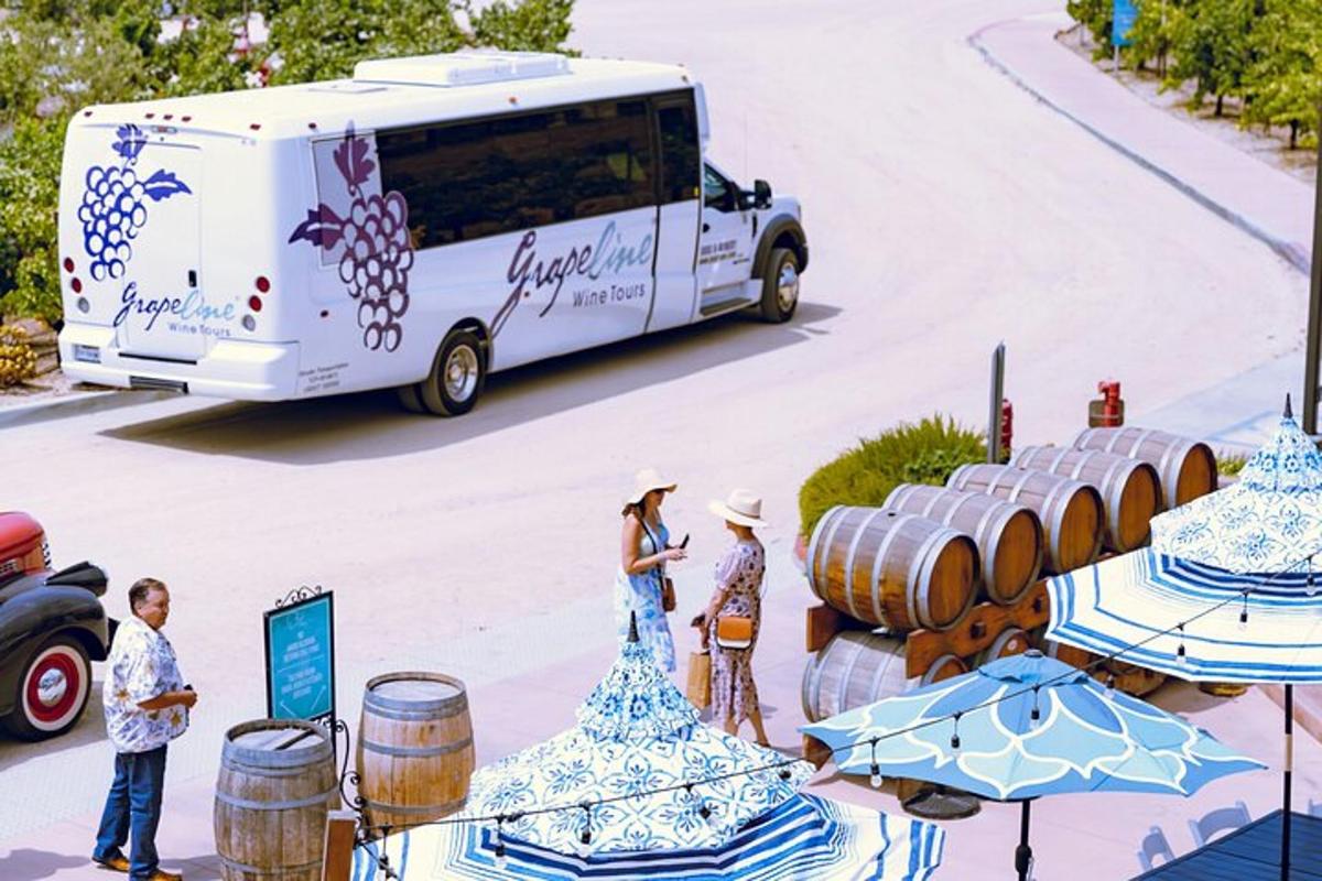 un camioncino di cibo parcheggiato accanto a botti di vino