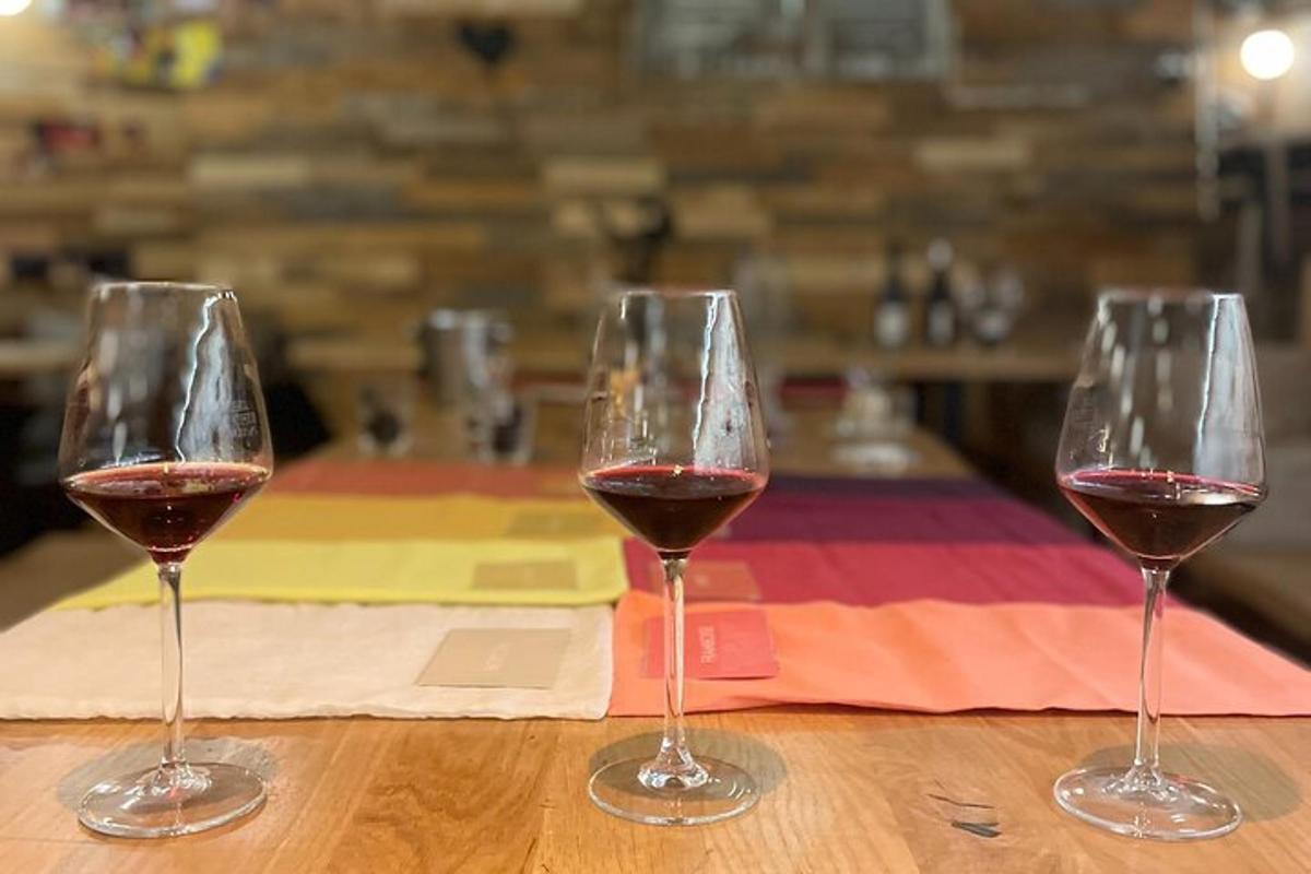 tre bicchieri di vino appoggiati su un tavolo