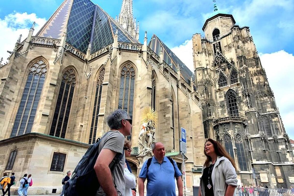 un gruppo di persone in piedi davanti a una cattedrale