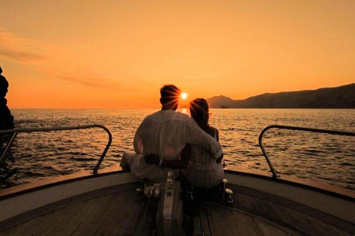 un uomo e una donna seduti su una barca in acqua
