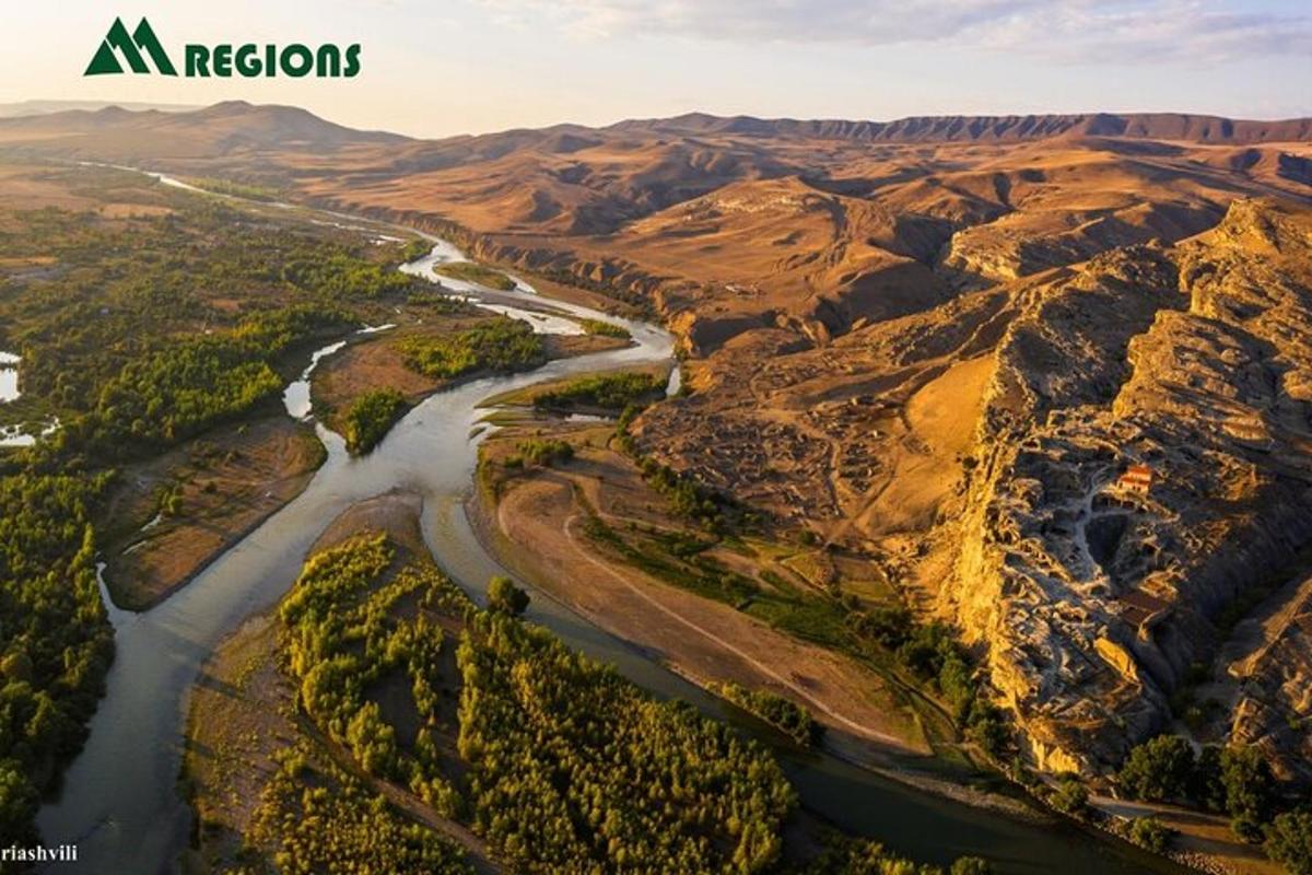 isang aerial view ng isang ilog sa isang kanyon