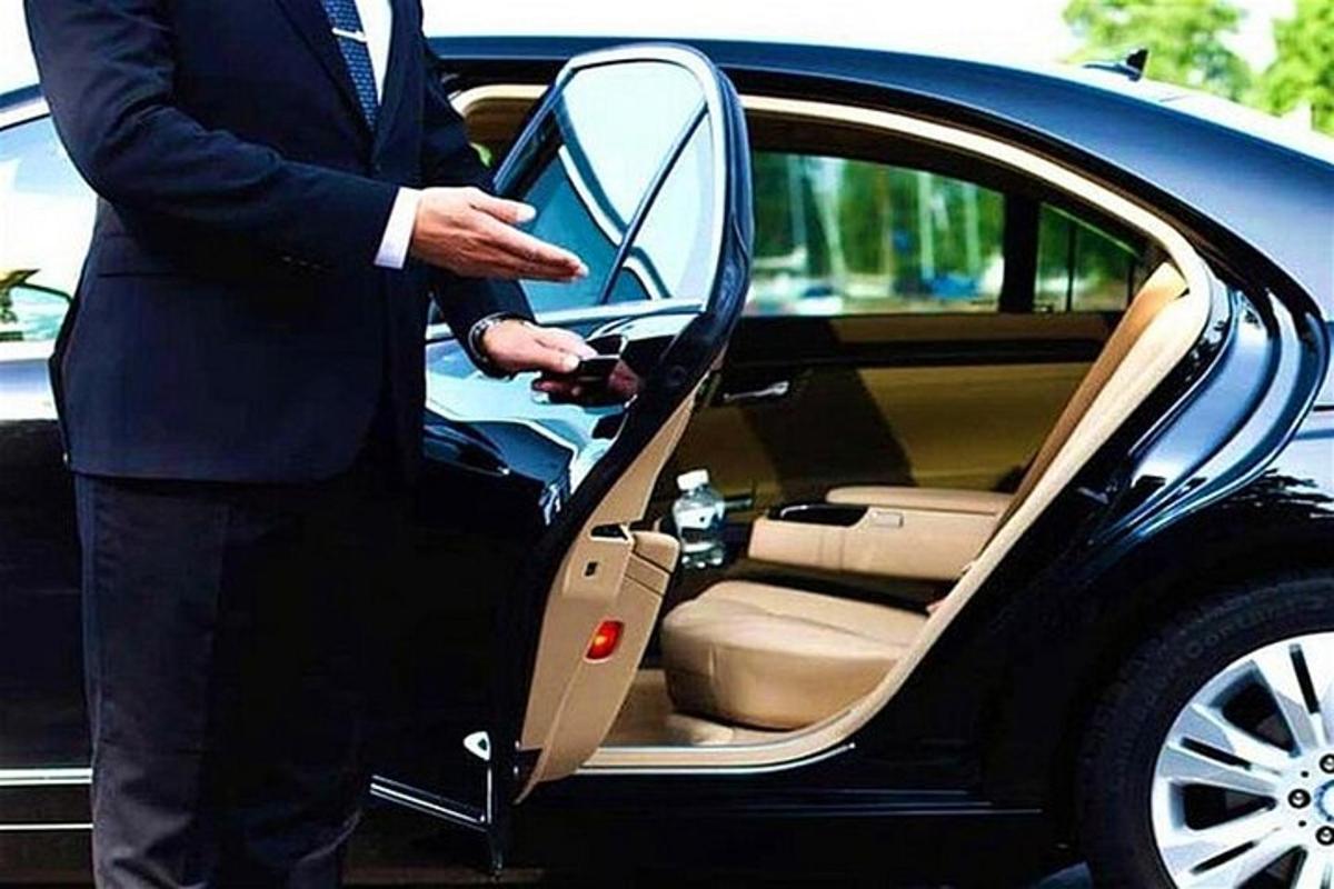 seorang lelaki berpakaian sut membuka pintu kereta