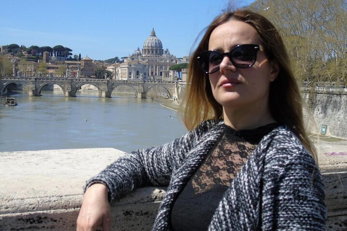 žena se slunečními brýlemi stojící vedle řeky