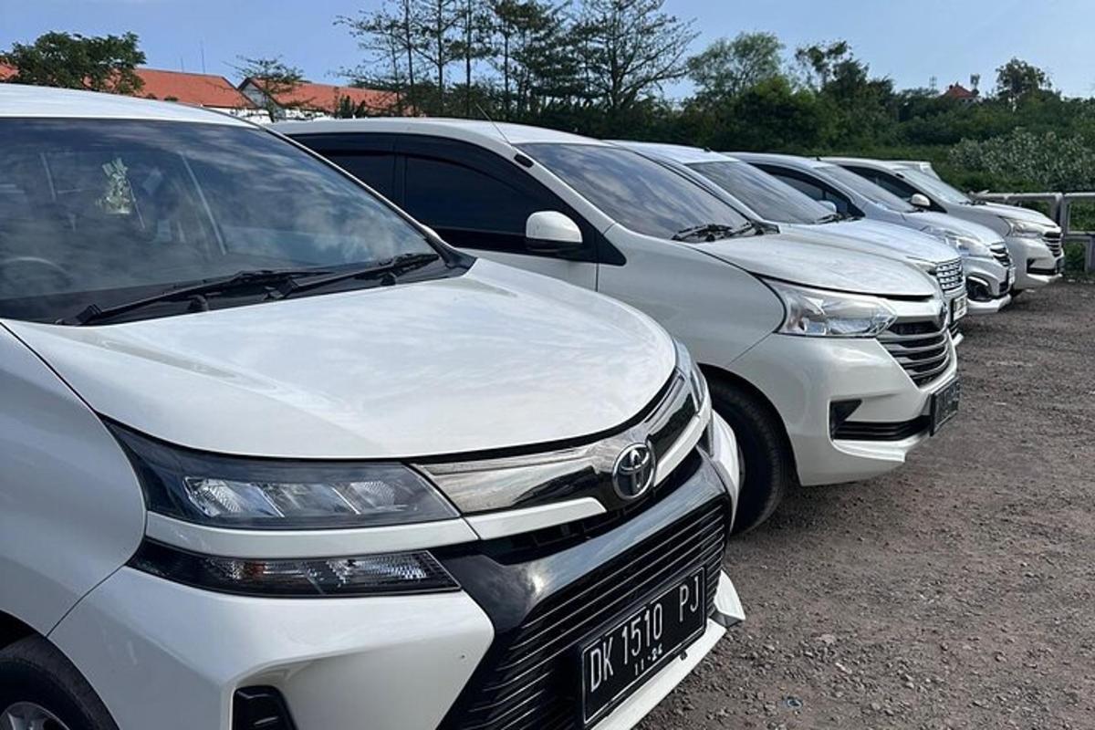 một hàng xe màu trắng đỗ trong bãi đậu xe