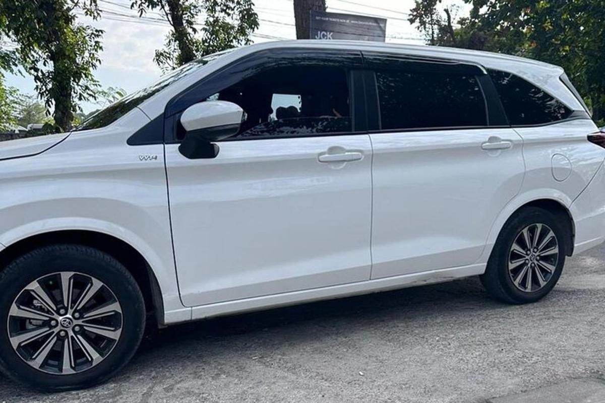 một chiếc xe màu trắng đỗ trong bãi đậu xe