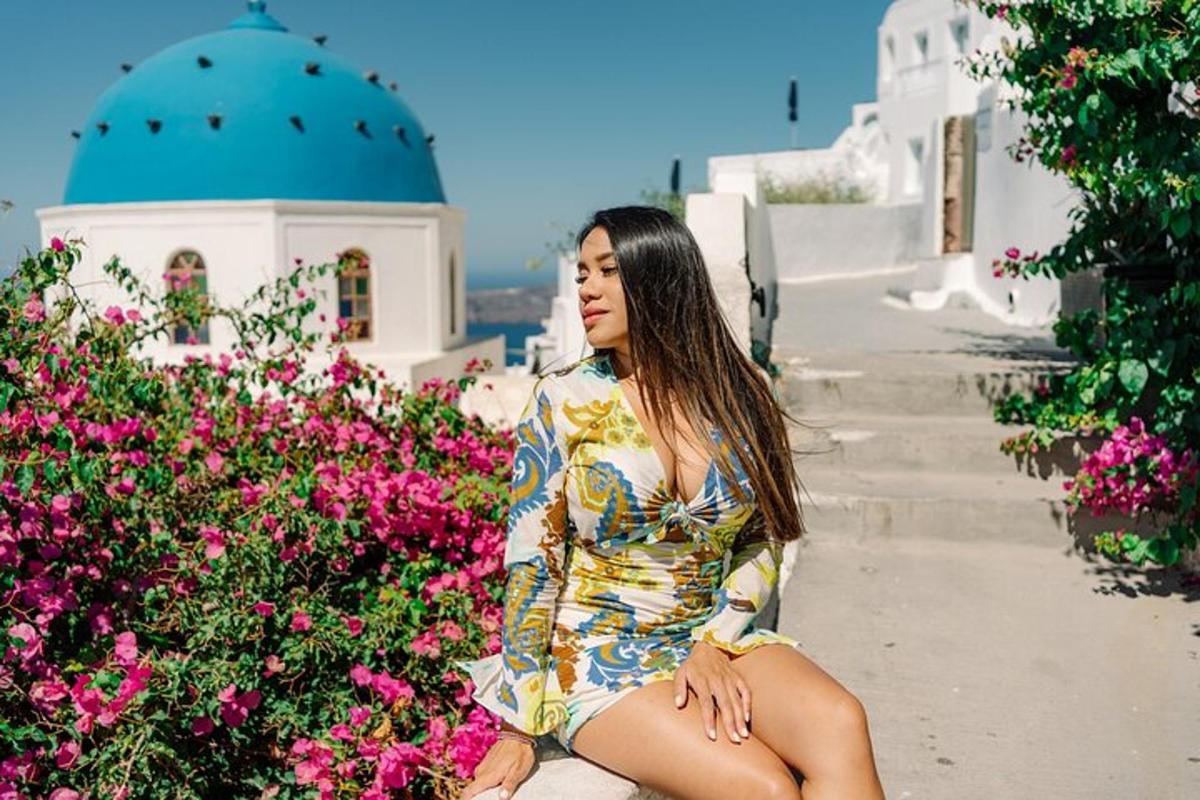 Una mujer con un vestido sentada junto a flores.