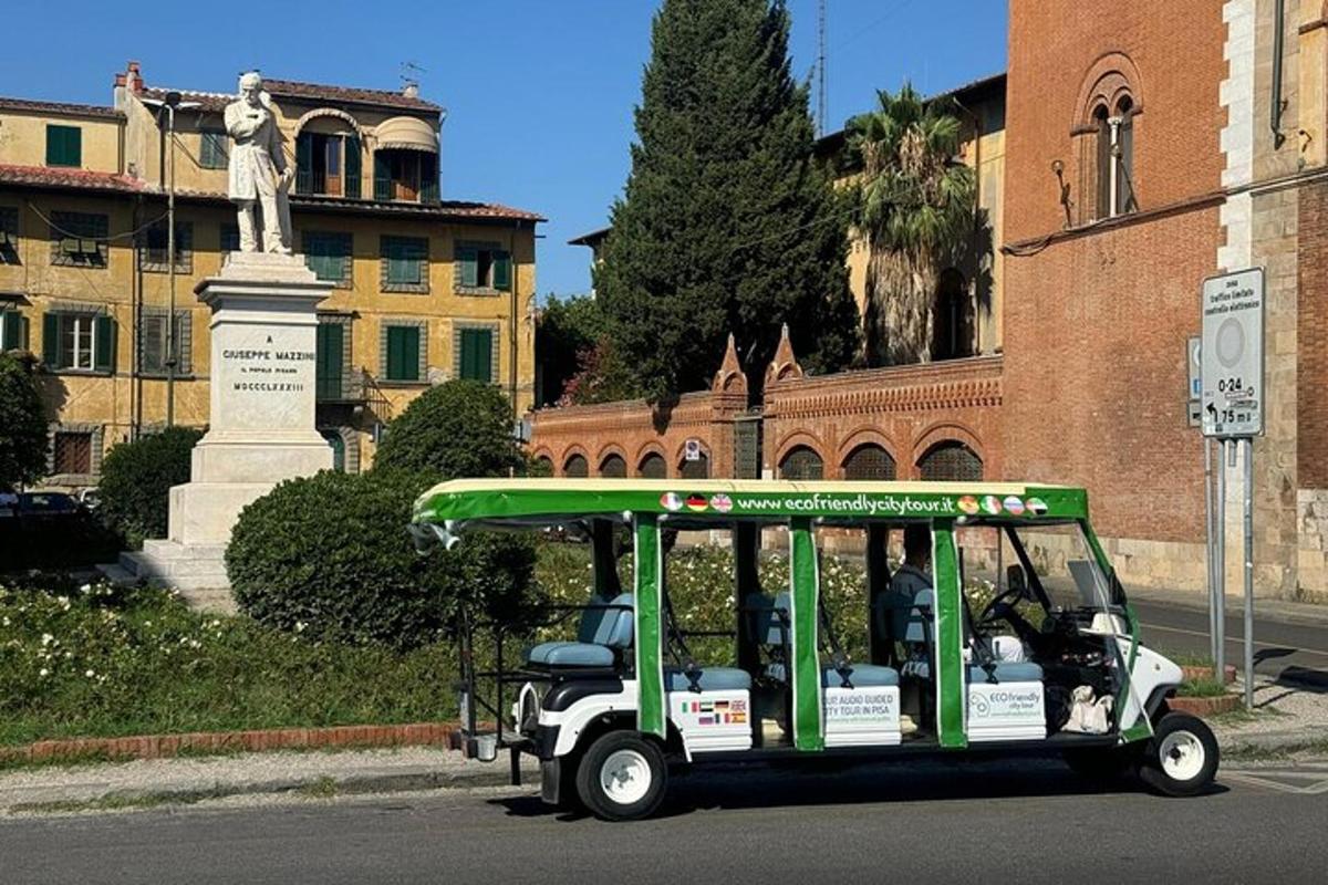 un golf cart verde che percorre una strada