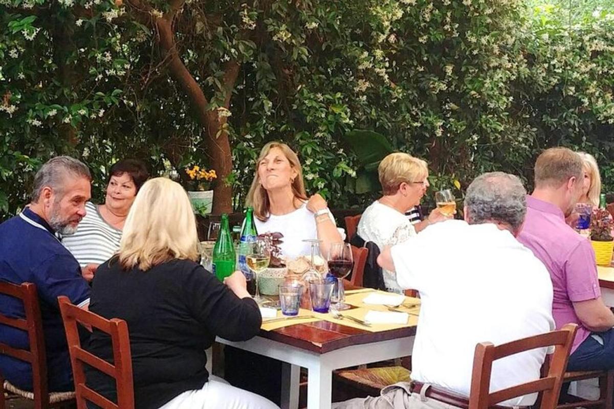 grupp inimesi, kes istuvad laua taga