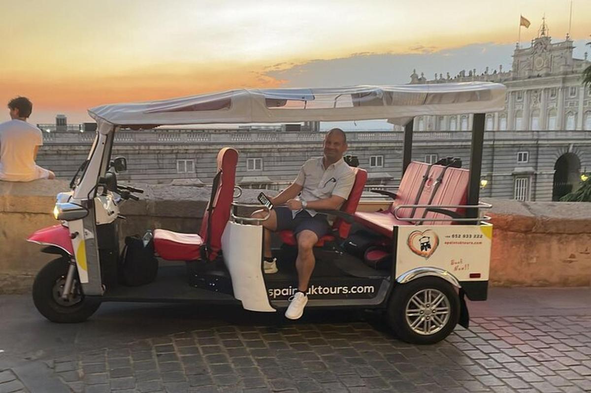 một người phụ nữ đang ngồi trên một chiếc xe golf