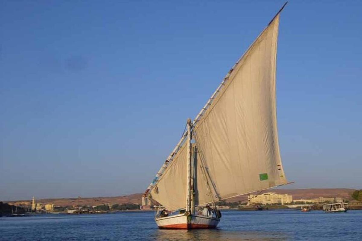 una barca con una grande vela in acqua