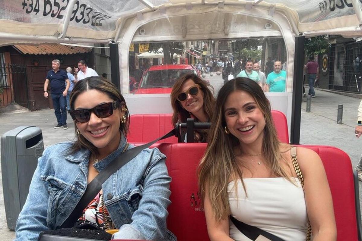 tres dones assegudes en un autobús