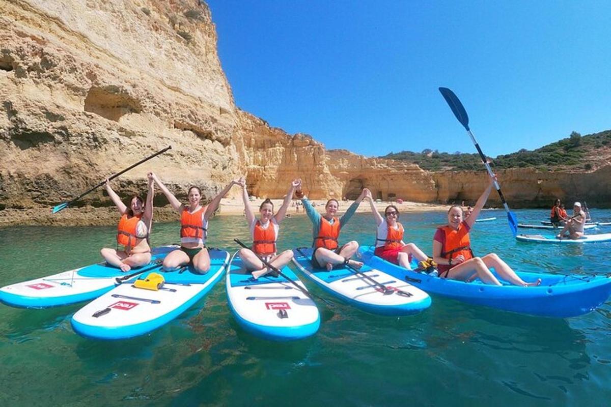 một nhóm người đang ngồi trên thuyền kayak dưới nước