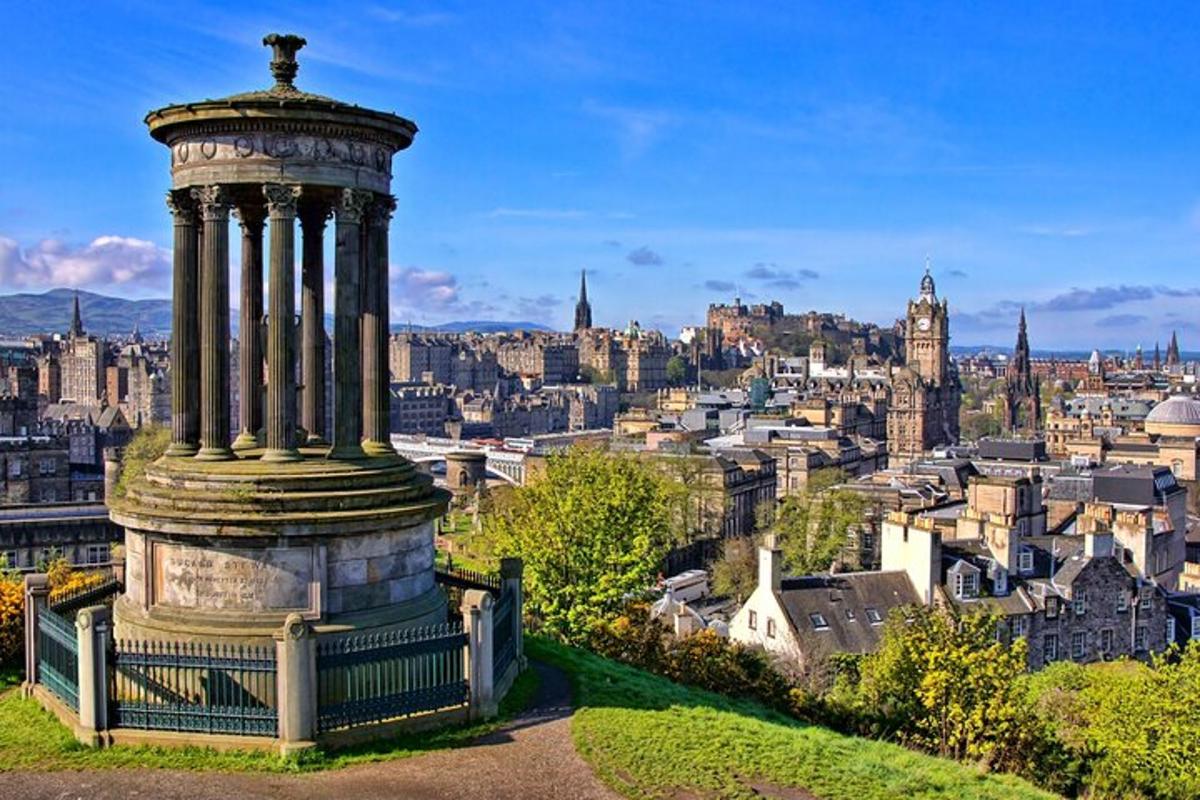 Pohled na město Edinburgh s památníkem