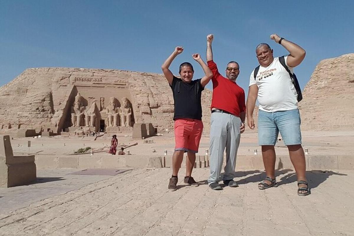 Tres personas de pie frente a theukongukong