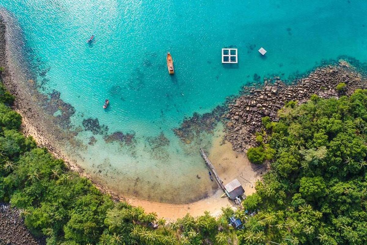 pemandangan udara pantai dengan bot di dalam air