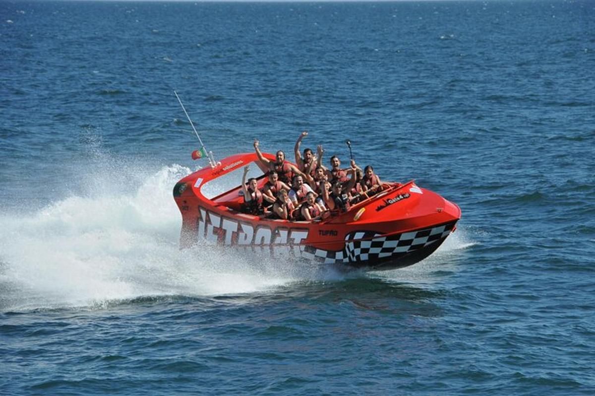 un gruppo di persone su una barca in acqua