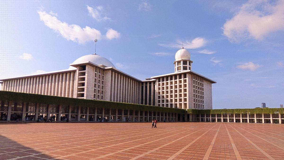 a large building with two domes on top of it